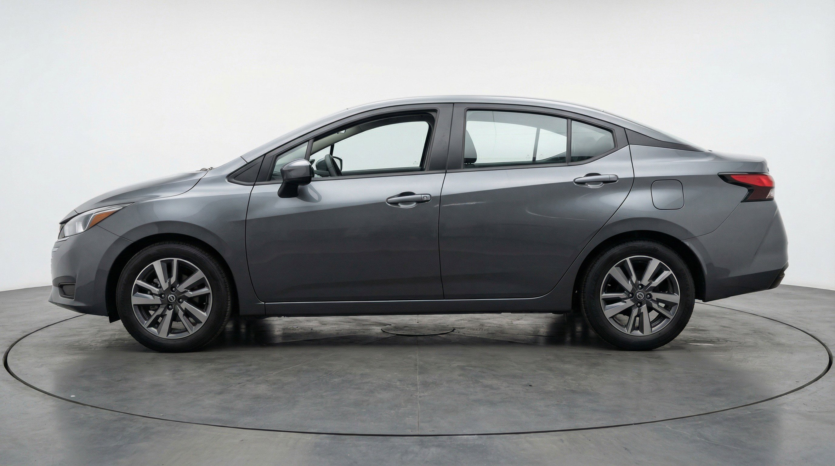 Used 2025 Nissan Versa SV FWD image 5