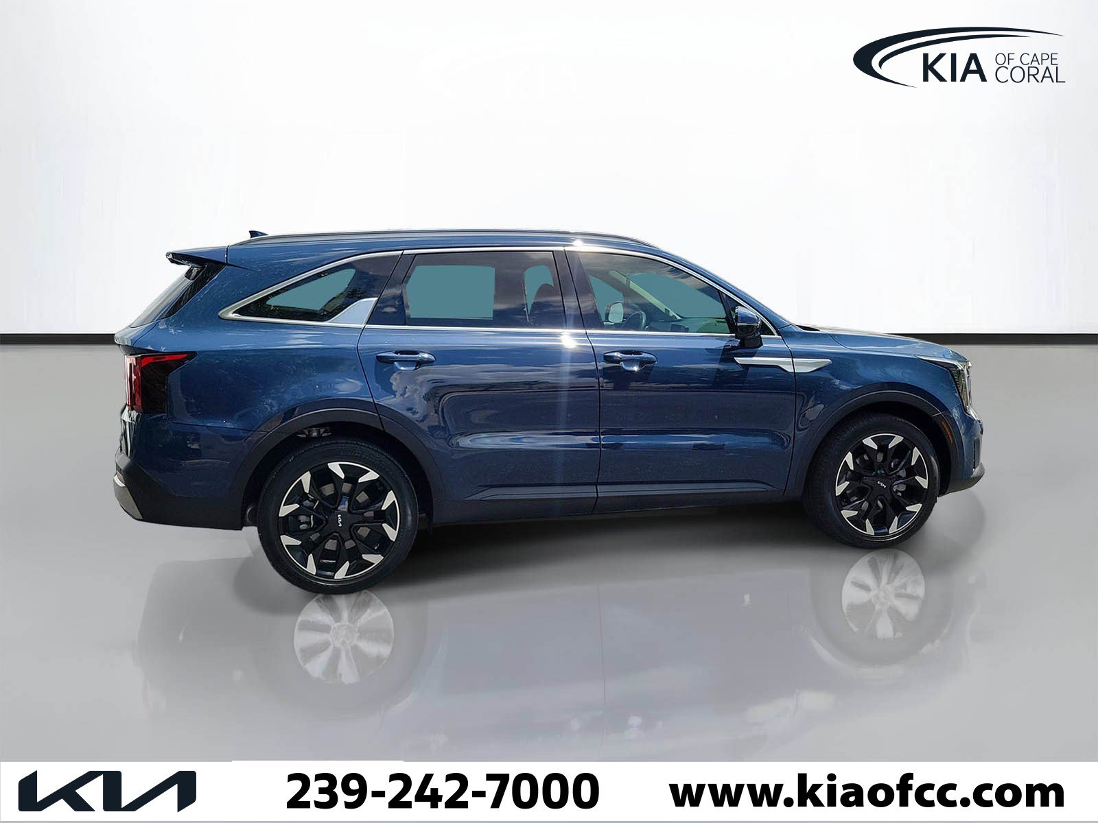 Used 2025 Kia Sorento EX w/ Panoramic Sunroof Package image 3