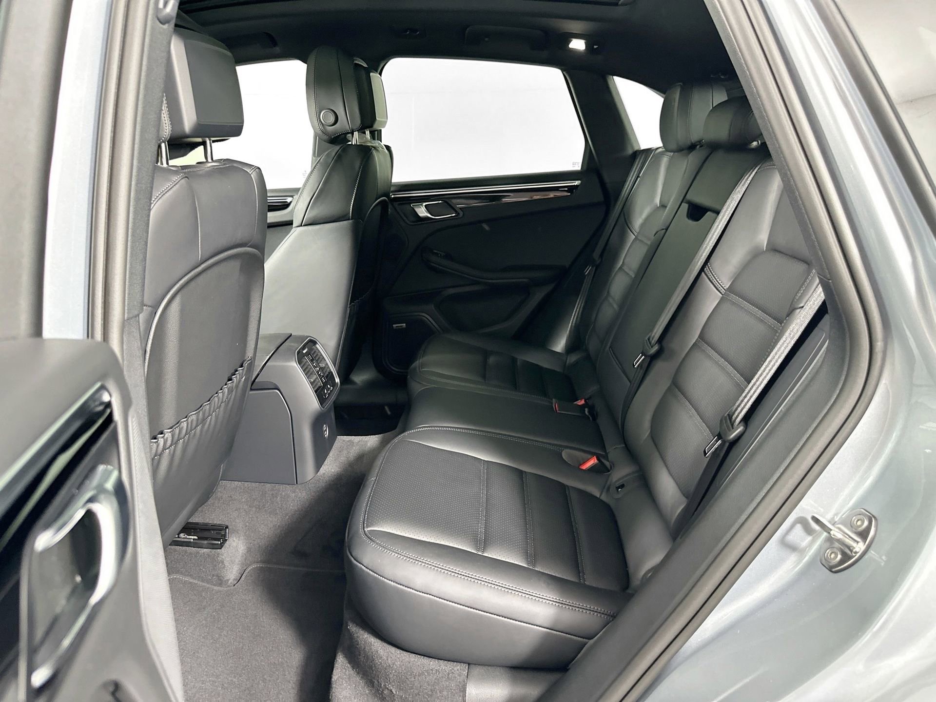 Certified 2025 Porsche Macan image 27