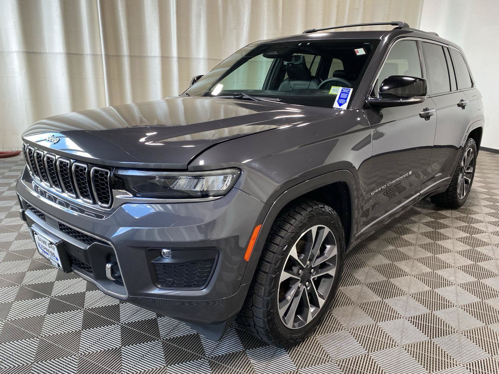 Used 2024 Jeep Grand Cherokee Overland w/ Luxury Tech Group IV AWD/4WD image 5