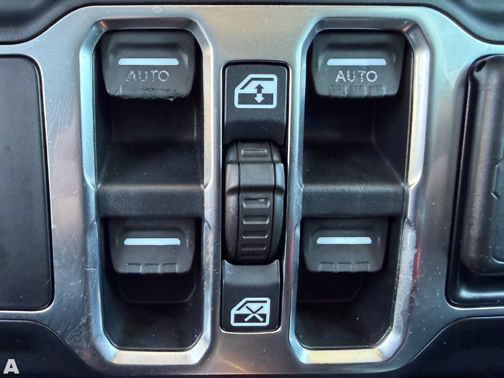 Used 2019 Jeep Wrangler Unlimited Sahara AWD/4WD image 27