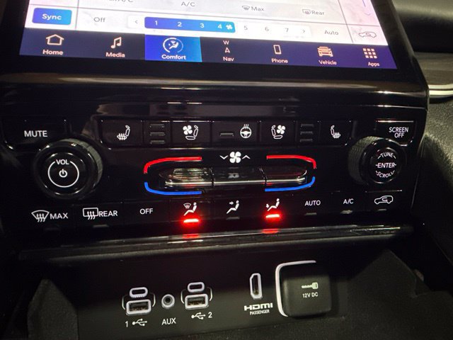 Used 2023 Jeep Grand Cherokee Overland AWD/4WD image 19