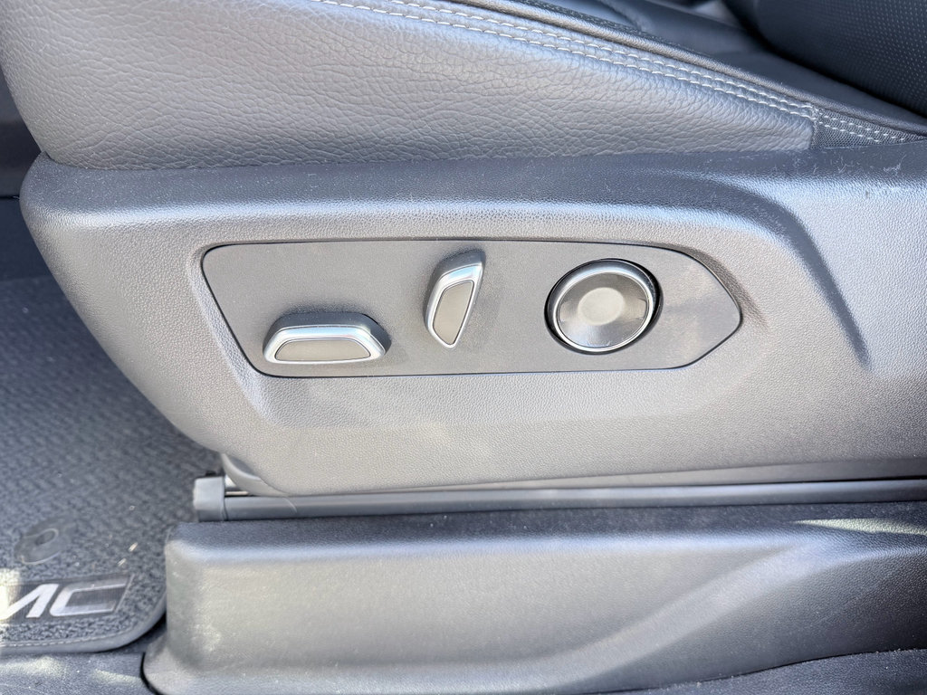 Used 2025 GMC Yukon XL Denali RWD image 24