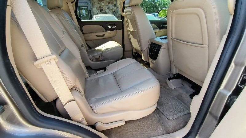 Used 2014 Chevrolet Tahoe LT w/ Luxury Package RWD image 12