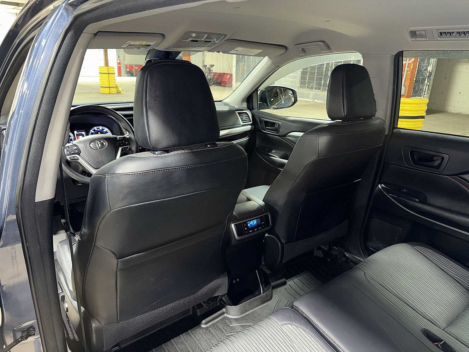 Certified 2017 Toyota Highlander Plus w/ Carpet Mat Package AWD/4WD image 28