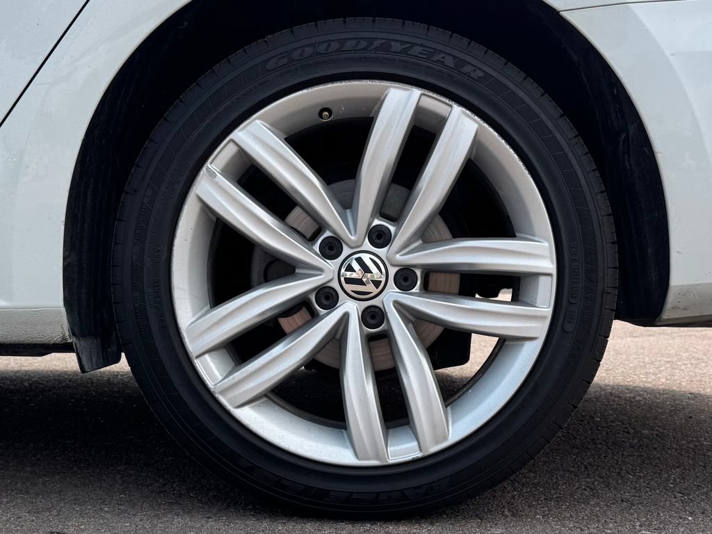 Used 2018 Volkswagen Passat 2.0T SE FWD image 12
