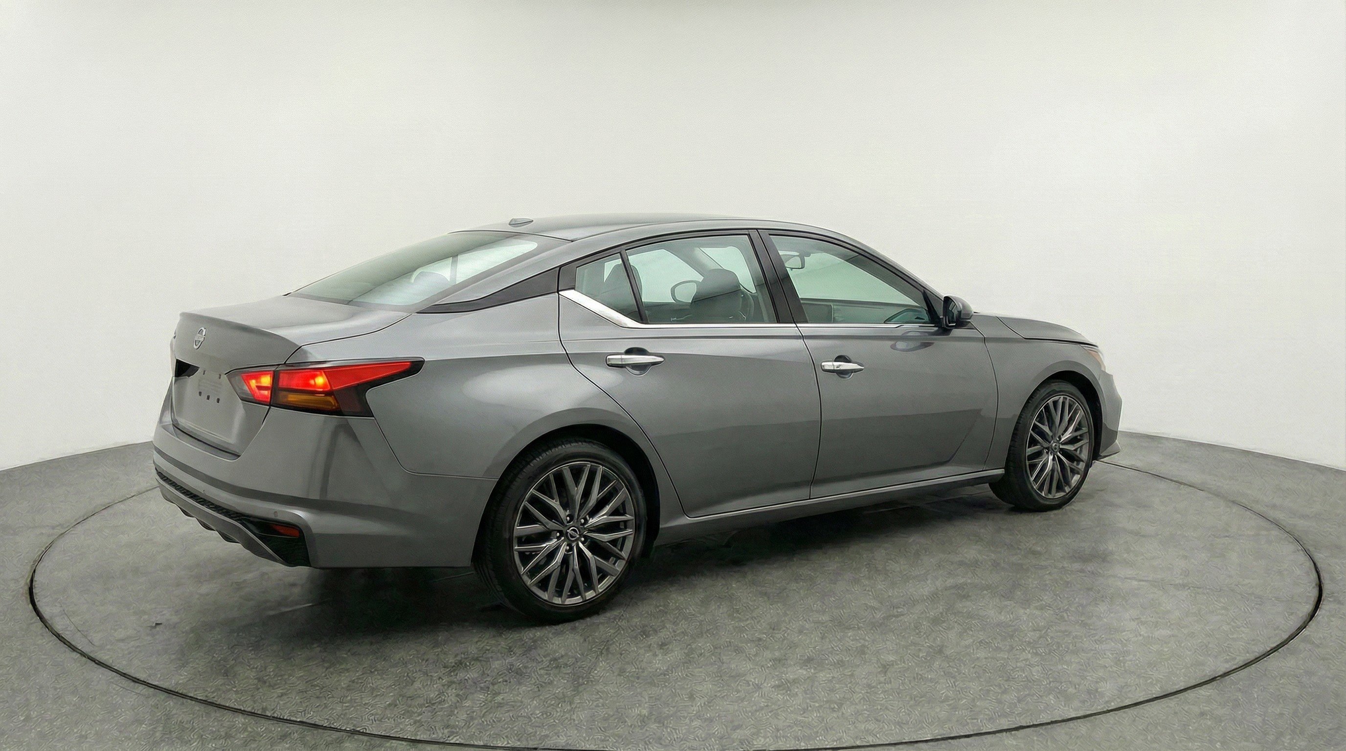 Used 2025 Nissan Altima 2.5 SV image 9