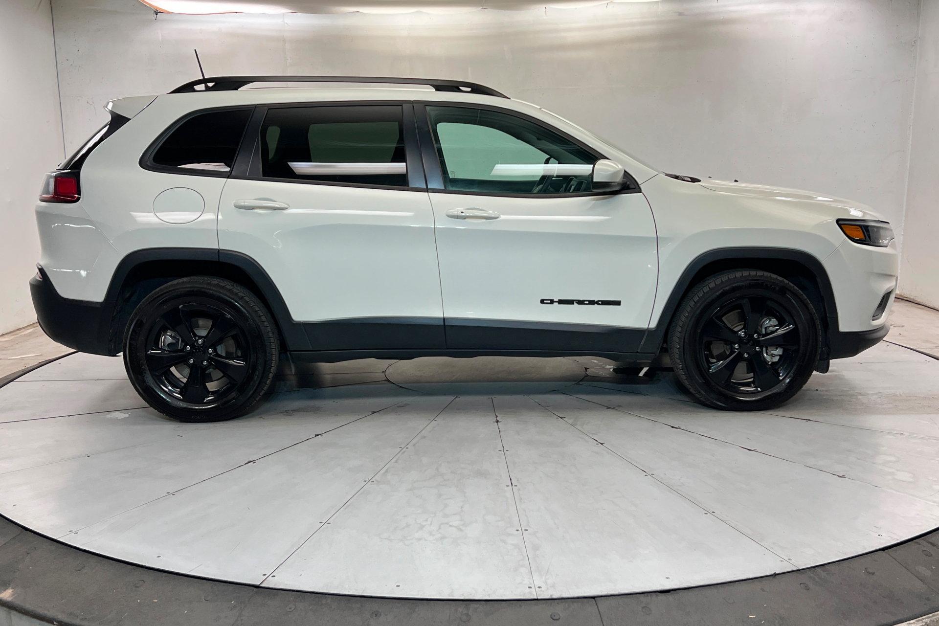 Used 2019 Jeep Cherokee Latitude Plus AWD/4WD image 6