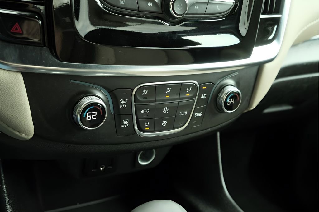 Used 2023 Chevrolet Traverse LS FWD image 18