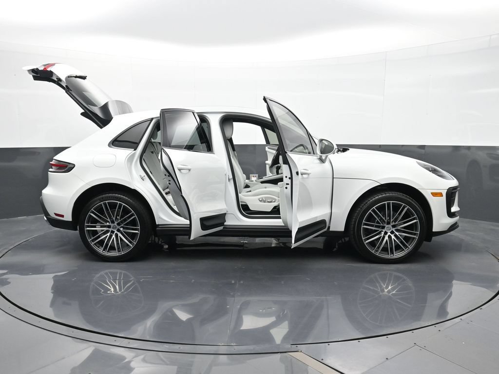 Certified 2025 Porsche Macan AWD/4WD image 37