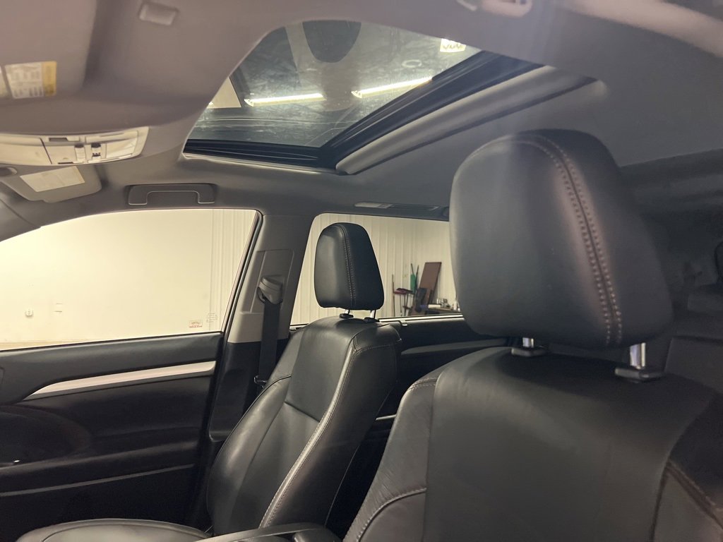 Used 2019 Toyota Highlander XLE image 12