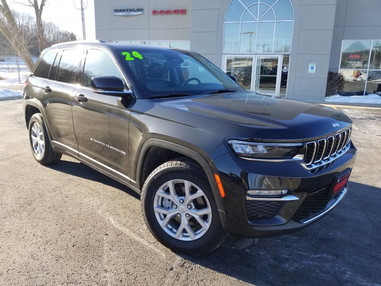 Certified 2024 Jeep Grand Cherokee Limited w/ Luxury Tech Group II image 2