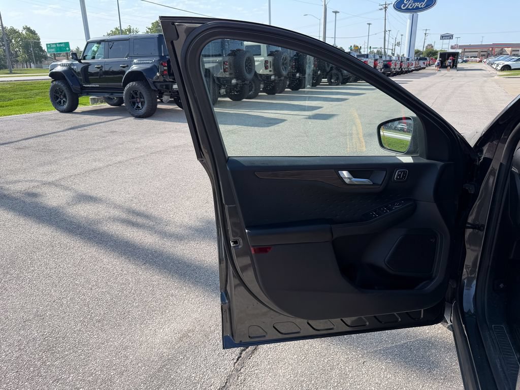 Used 2020 Ford Escape Titanium w/ Titanium Premium Package 2.0 AWD/4WD image 12