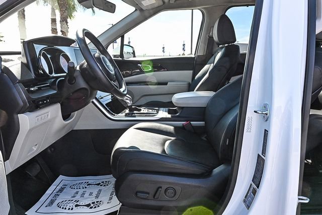 Used 2023 Kia Carnival EX image 17
