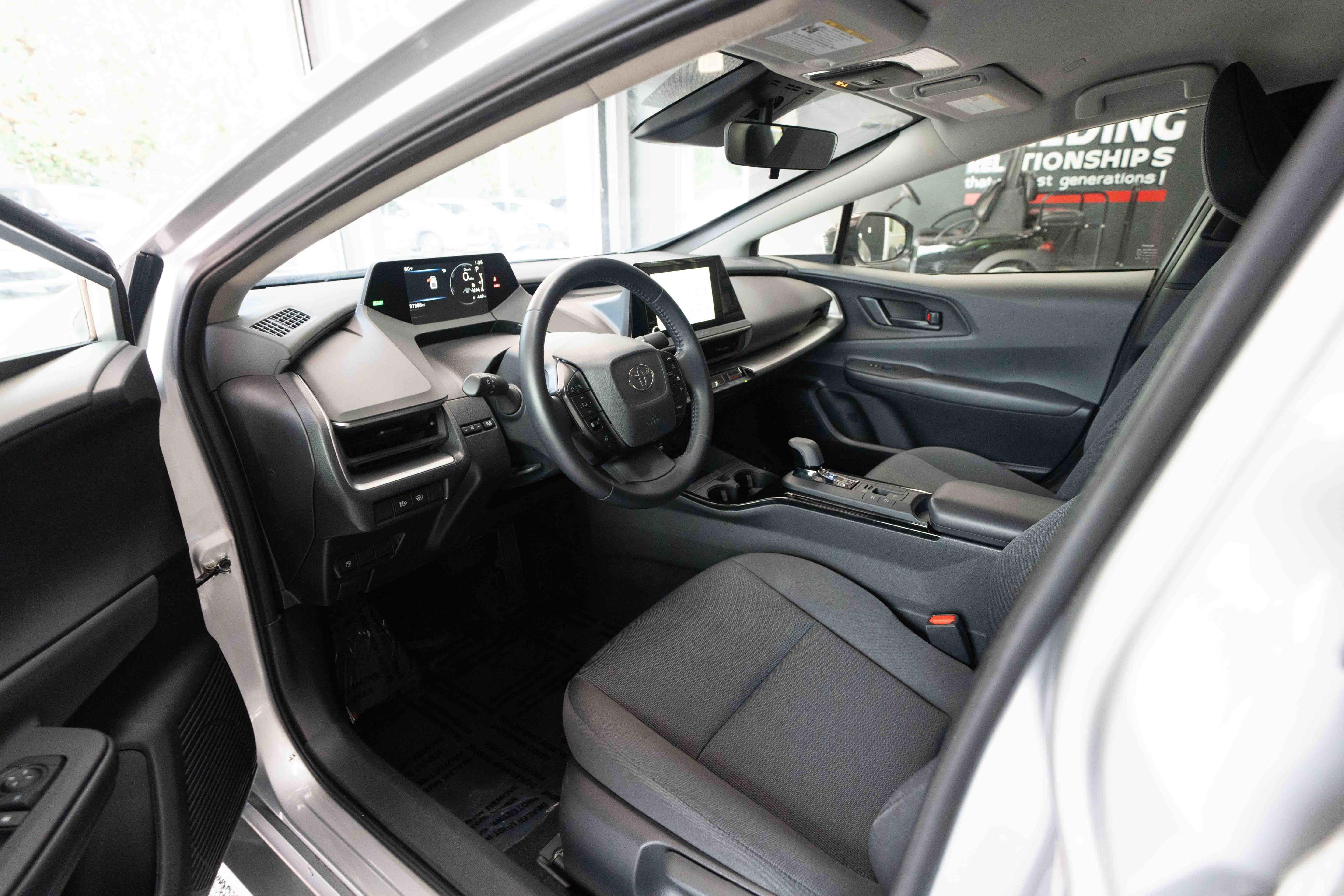 Used 2025 Toyota Prius LE FWD image 8