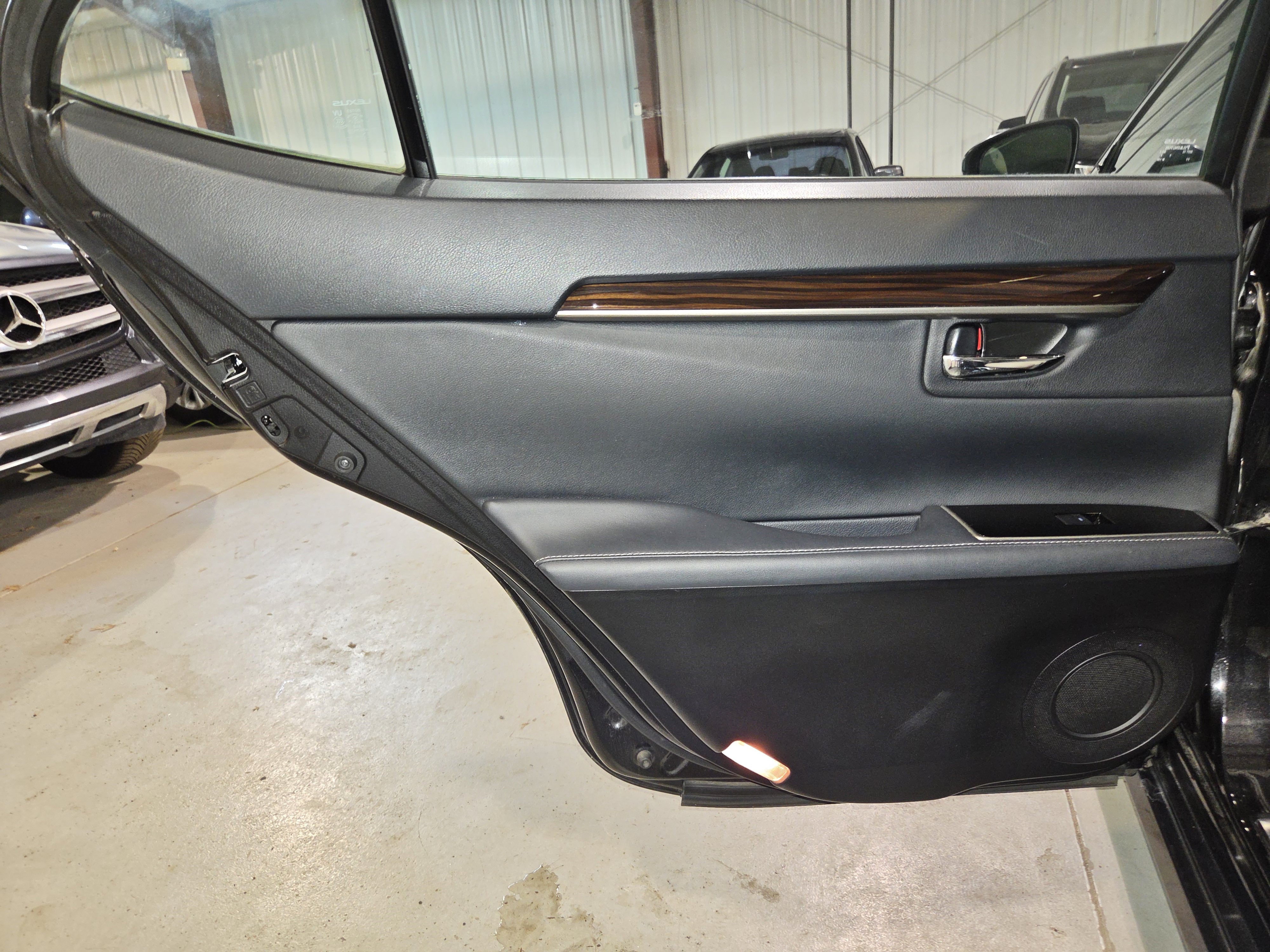 Used 2016 Lexus ES 350 w/ Premium Package w/Wood Trim FWD image 19