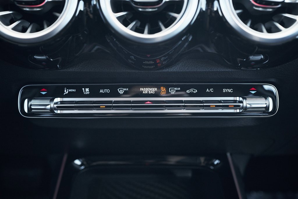 Used 2025 Mercedes-Benz GLB 250 4MATIC w/ Exclusive Package image 50