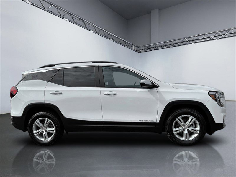 Used 2022 GMC Terrain SLE w/ Driver Convenience Package image 3