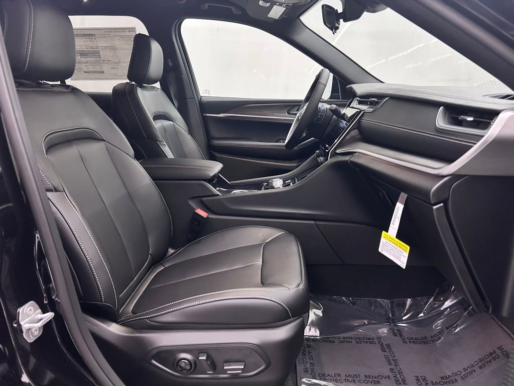 New 2025 Jeep Grand Cherokee Limited w/ Black Appearance Package AWD/4WD image 17