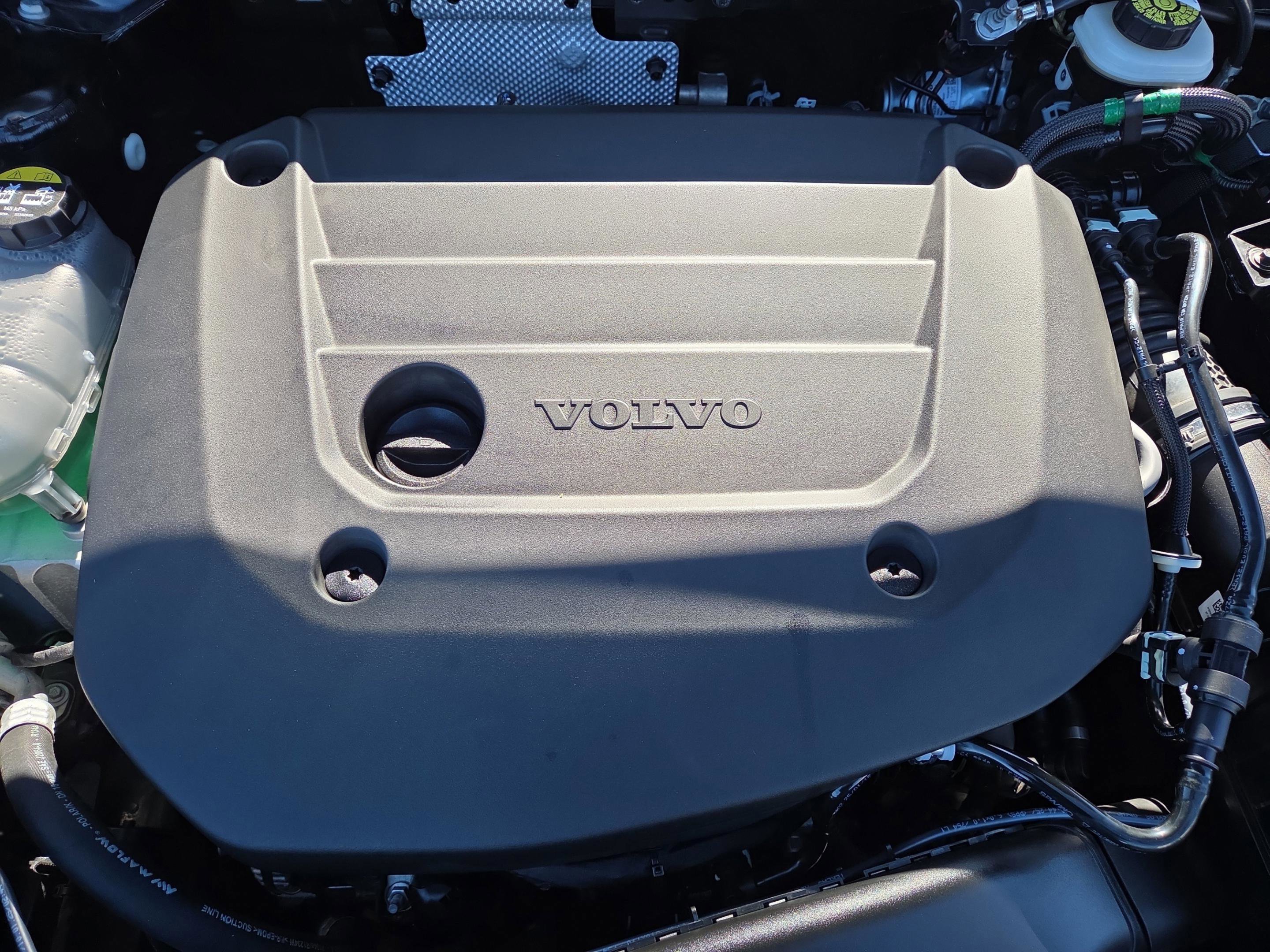 Used 2025 Volvo XC40 B5 Plus image 40