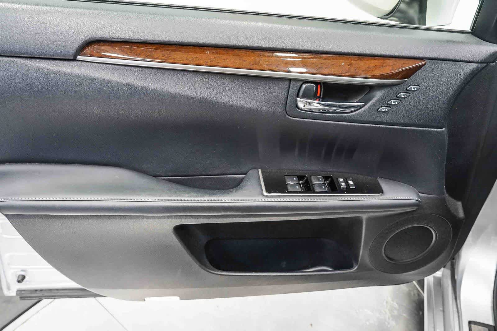 Used 2016 Lexus ES 350 w/ Luxury Package w/Wood Trim FWD image 22