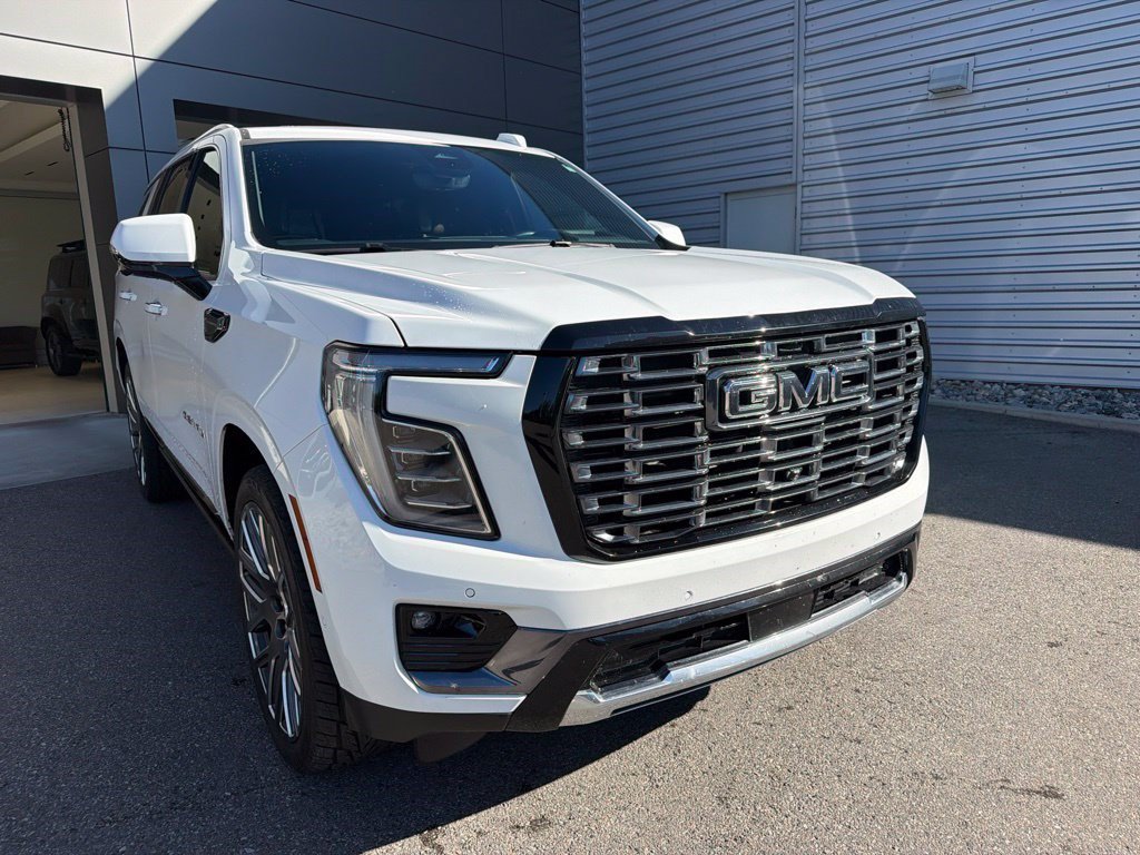 Used 2025 GMC Yukon Denali Ultimate AWD/4WD image 3