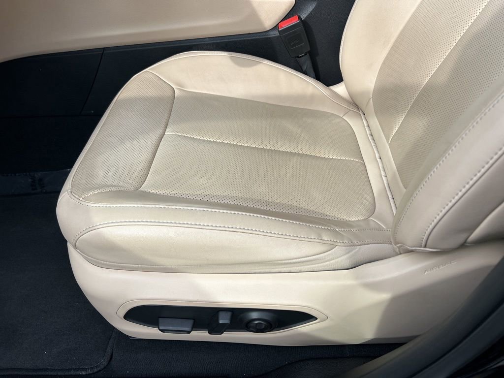 Used 2023 Jeep Grand Cherokee Limited w/ Luxury Tech Group II image 19