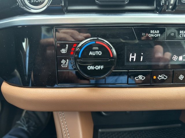 Used 2024 Nissan Pathfinder Platinum w/ Black Appearance Package image 10