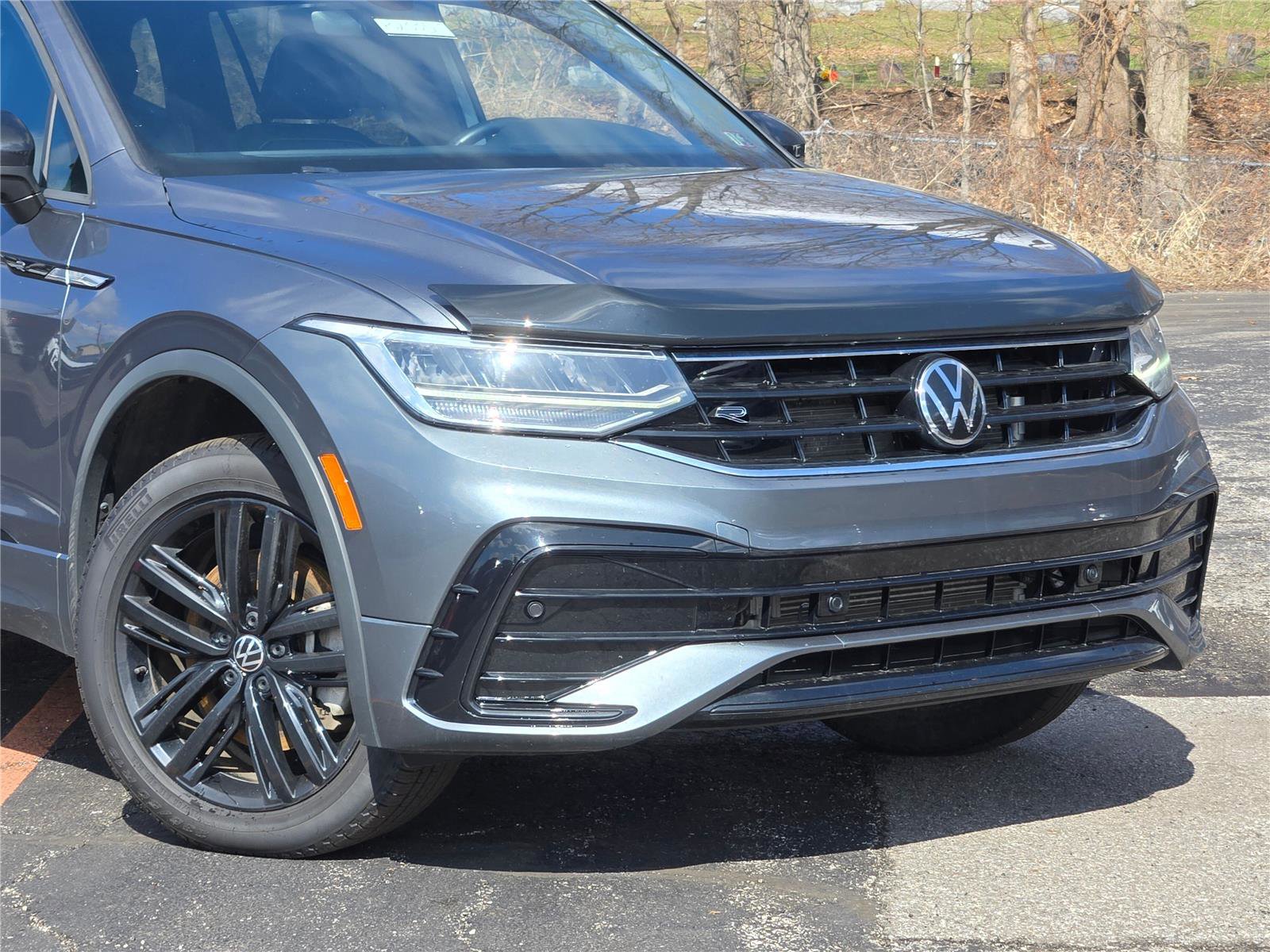 Used 2022 Volkswagen Tiguan SE R-Line image 2