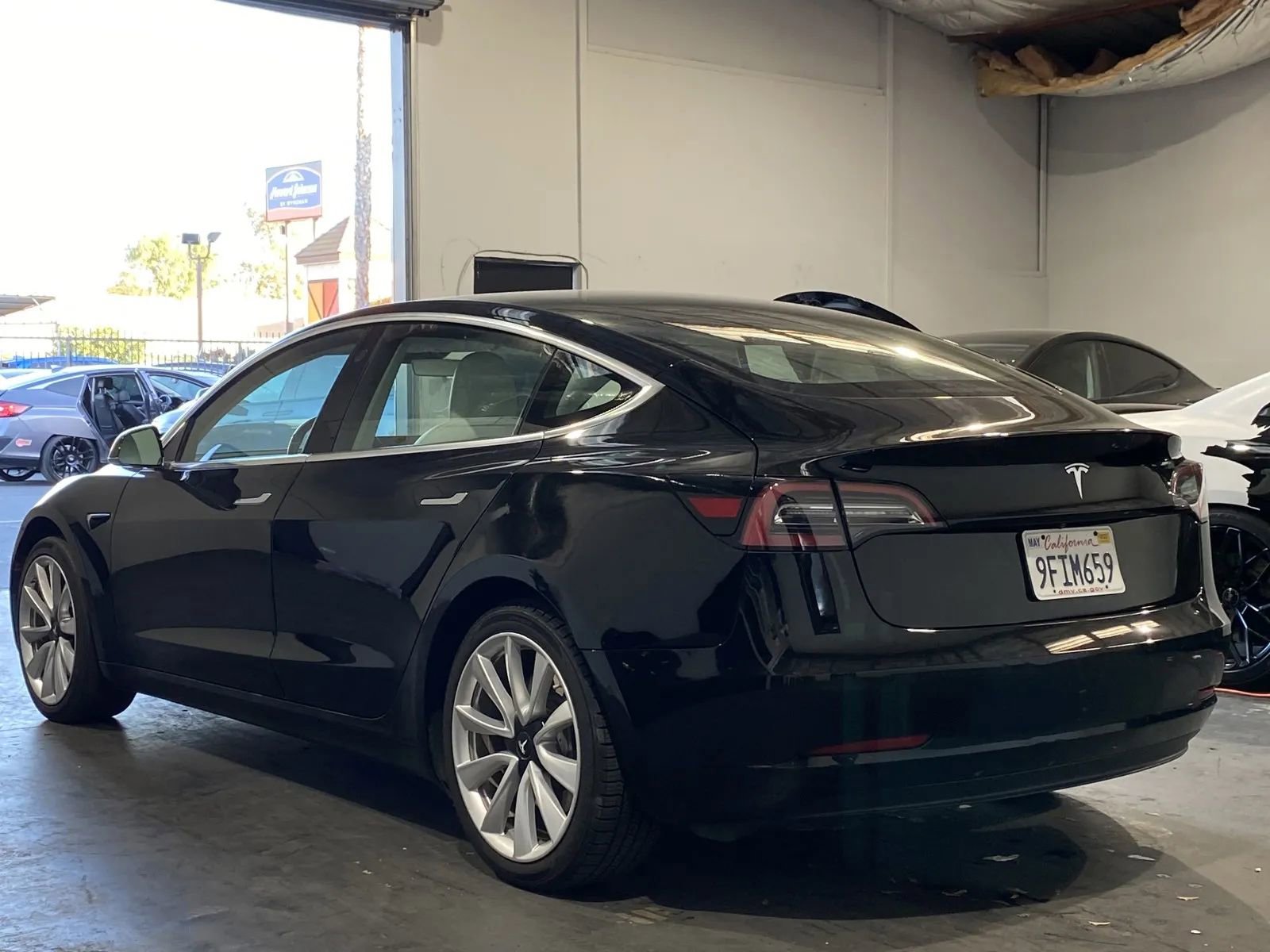 Used 2019 Tesla Model 3 Standard Range image 2