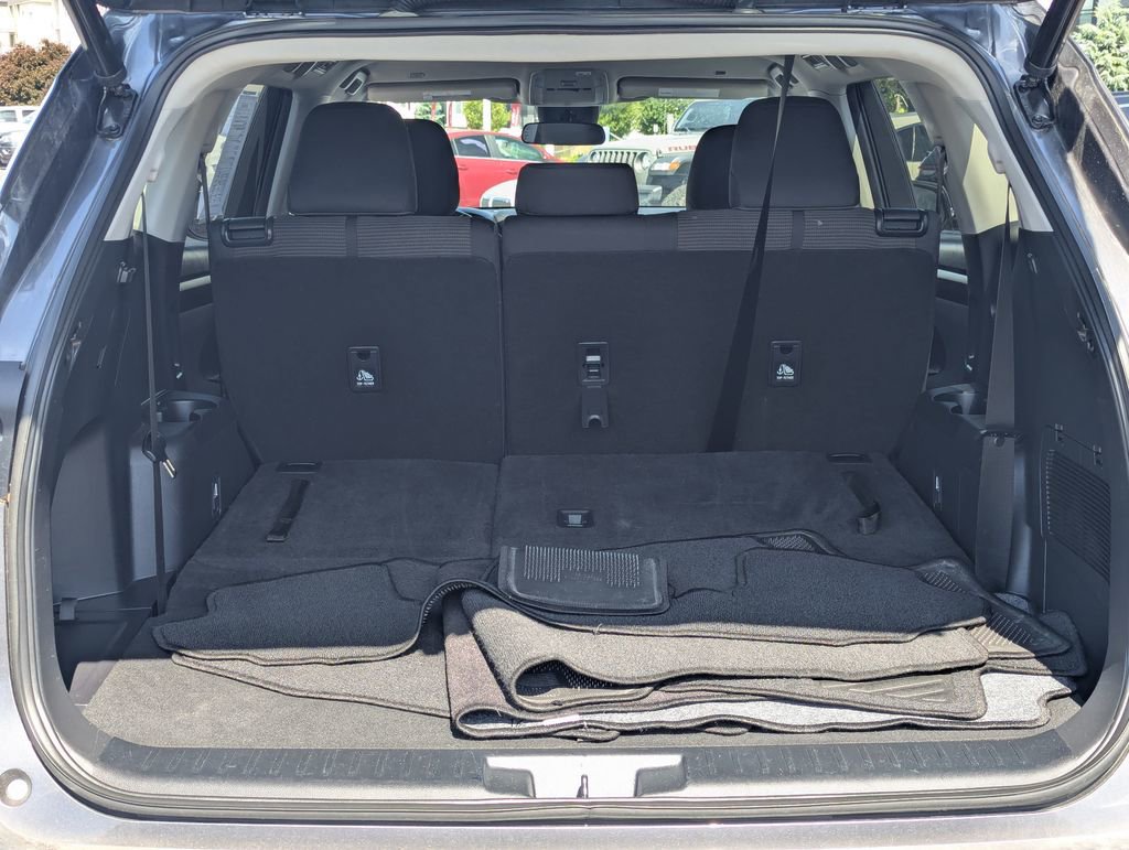 Used 2023 Toyota Highlander LE FWD image 30