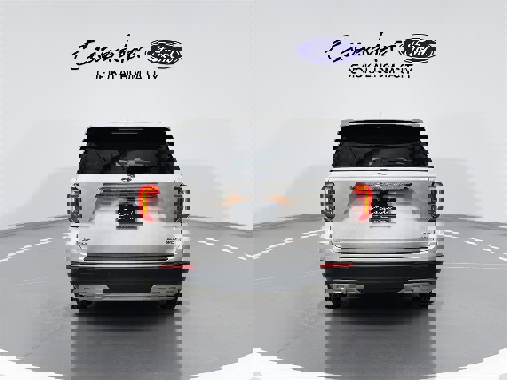 Used 2022 Ford Explorer XLT w/ Equipment Group 202A image 7