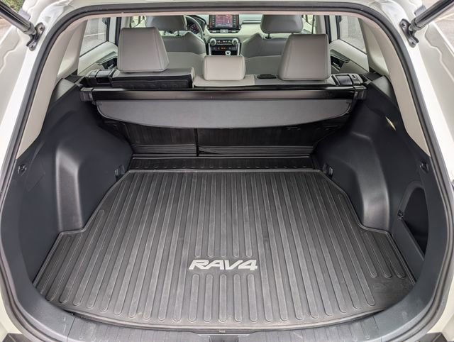 Used 2022 Toyota RAV4 XLE Premium AWD/4WD image 14