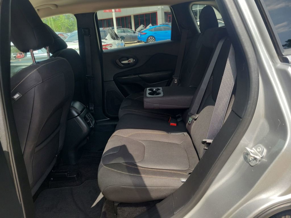 Used 2016 Jeep Cherokee Latitude FWD image 29