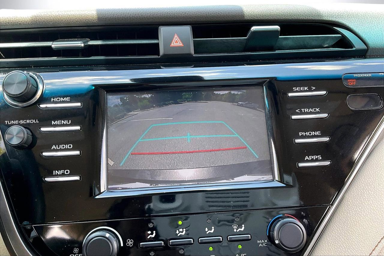 Used 2018 Toyota Camry LE FWD image 14