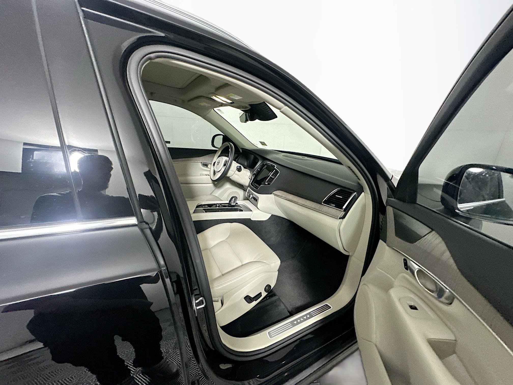 Used 2024 Volvo XC90 B6 Plus image 34