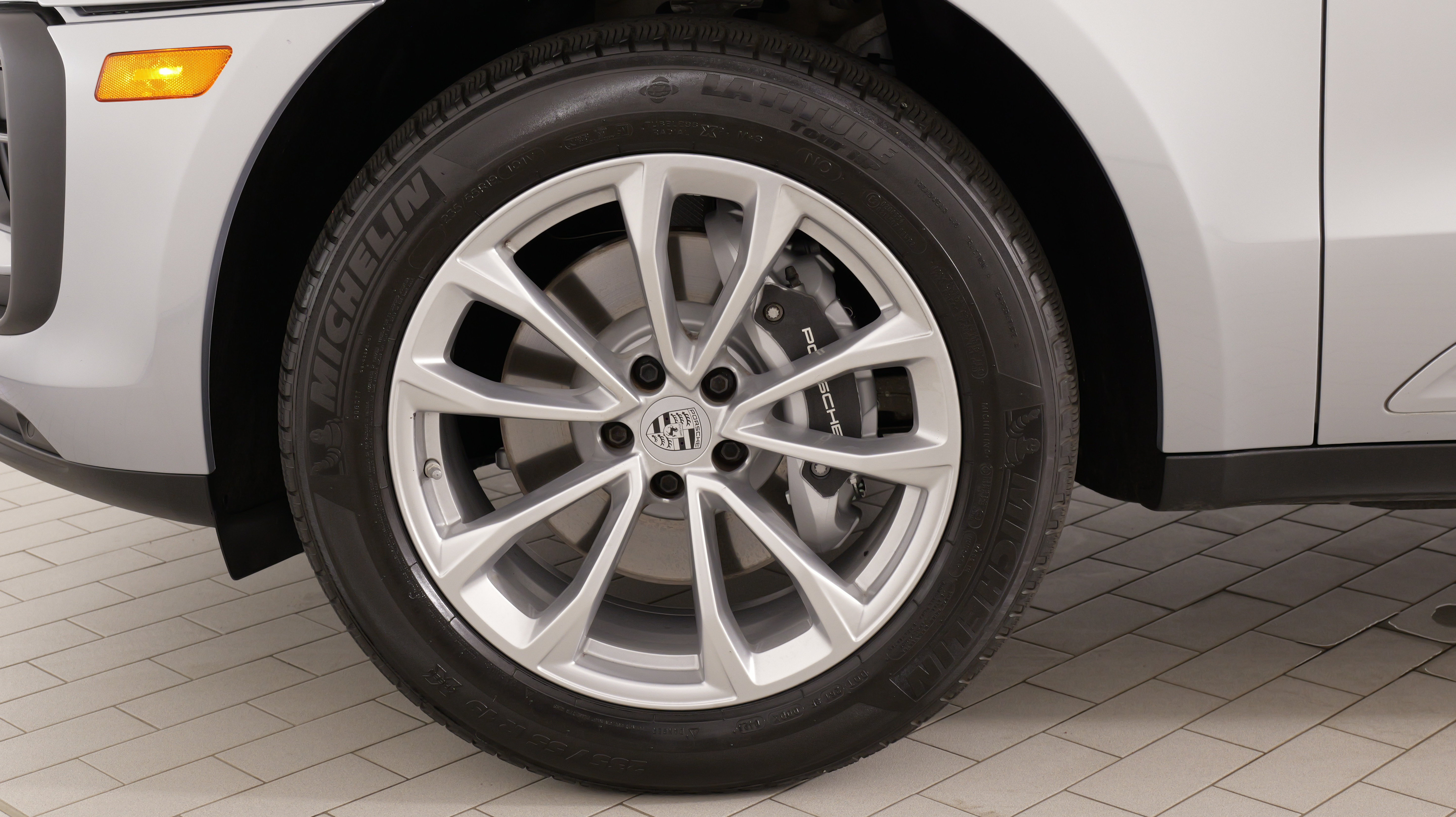 Used 2025 Porsche Macan AWD/4WD image 62