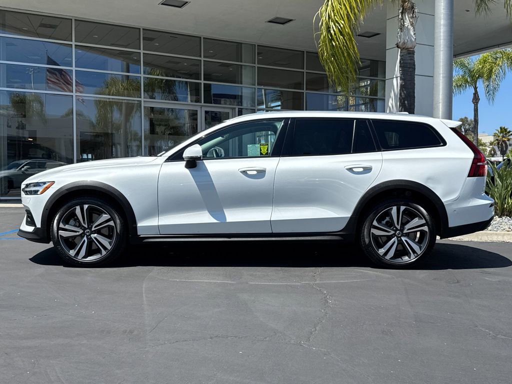 Certified 2025 Volvo V60 B5 Cross Country Plus AWD/4WD image 2