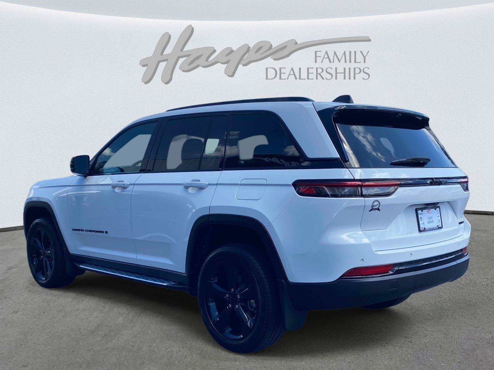 Used 2025 Jeep Grand Cherokee Limited w/ Luxury Tech Group II RWD image 8