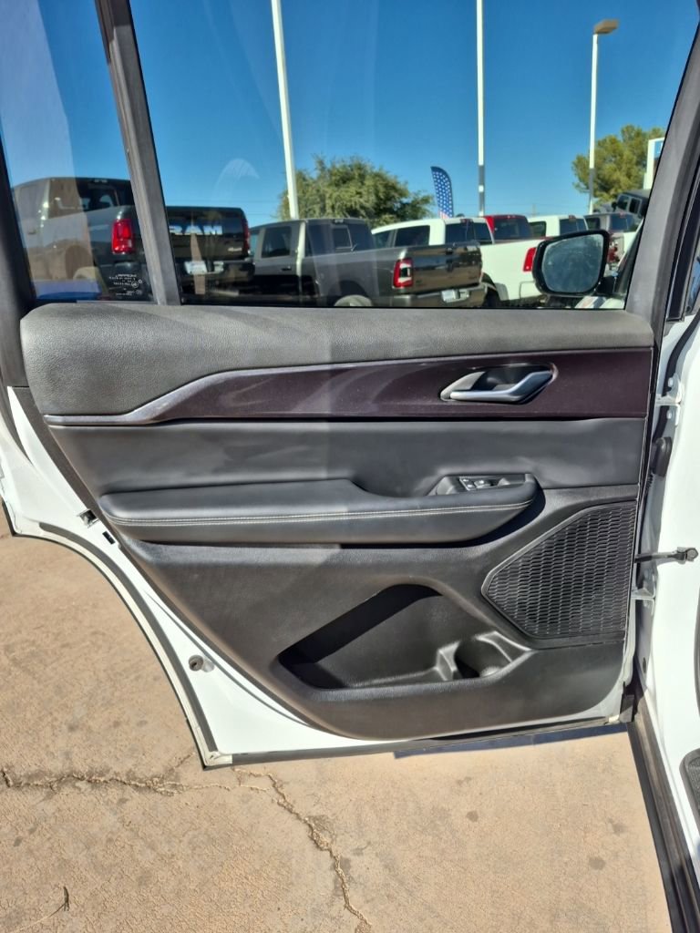 Used 2023 Jeep Grand Cherokee L Laredo AWD/4WD image 17