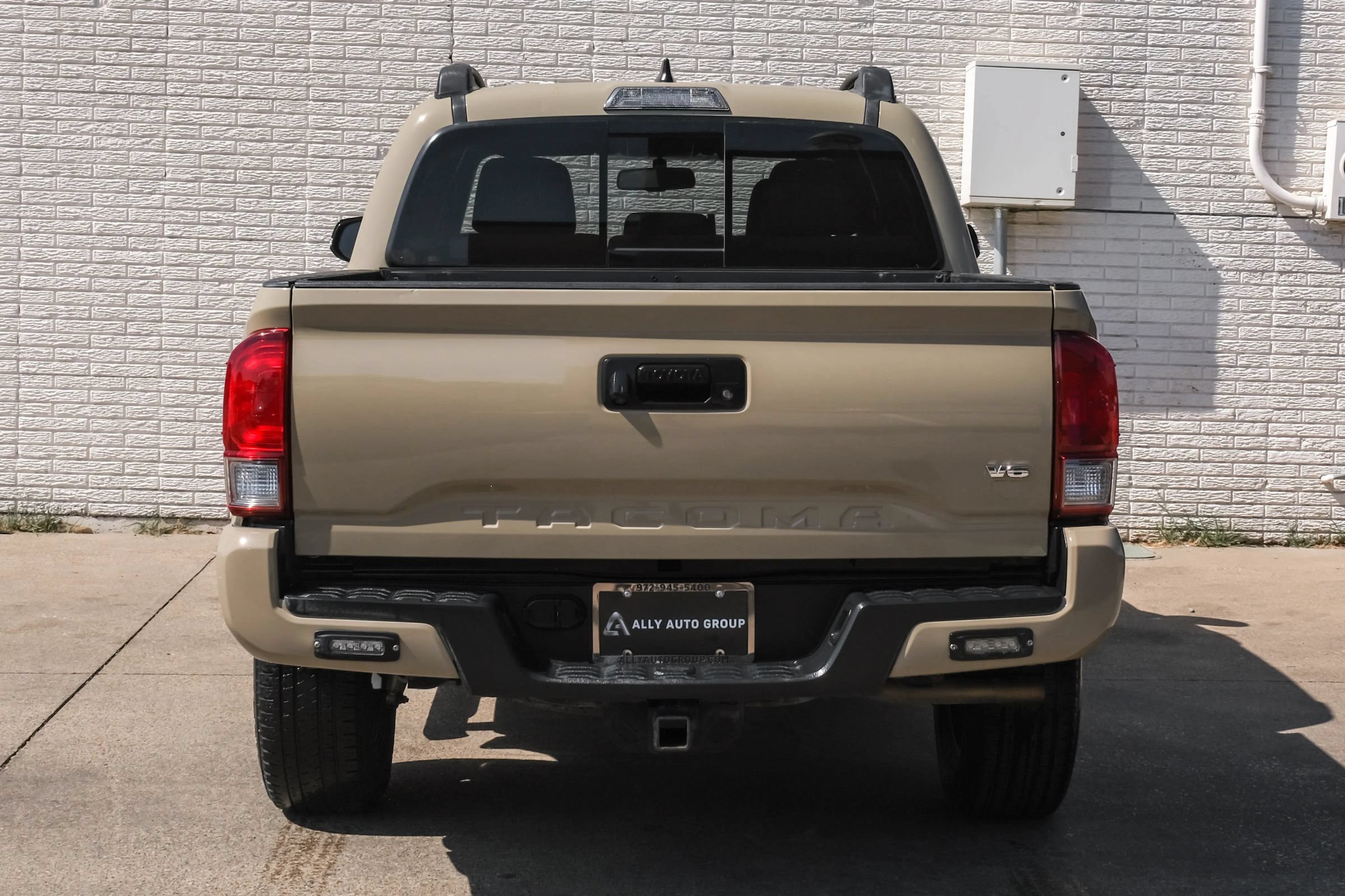 Used 2017 Toyota Tacoma TRD Sport w/ Tow Package RWD image 8