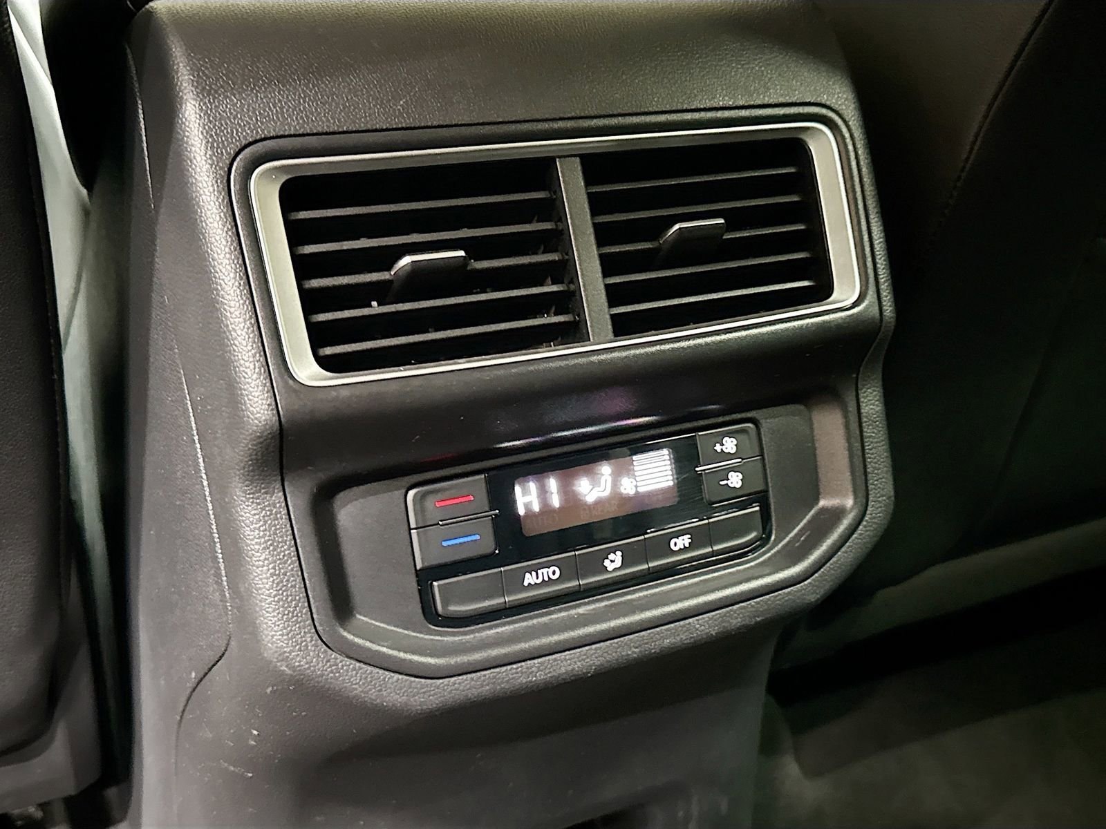 Used 2025 Volkswagen Atlas SE image 26