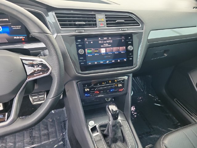 Certified 2022 Volkswagen Tiguan SE R-Line FWD image 24