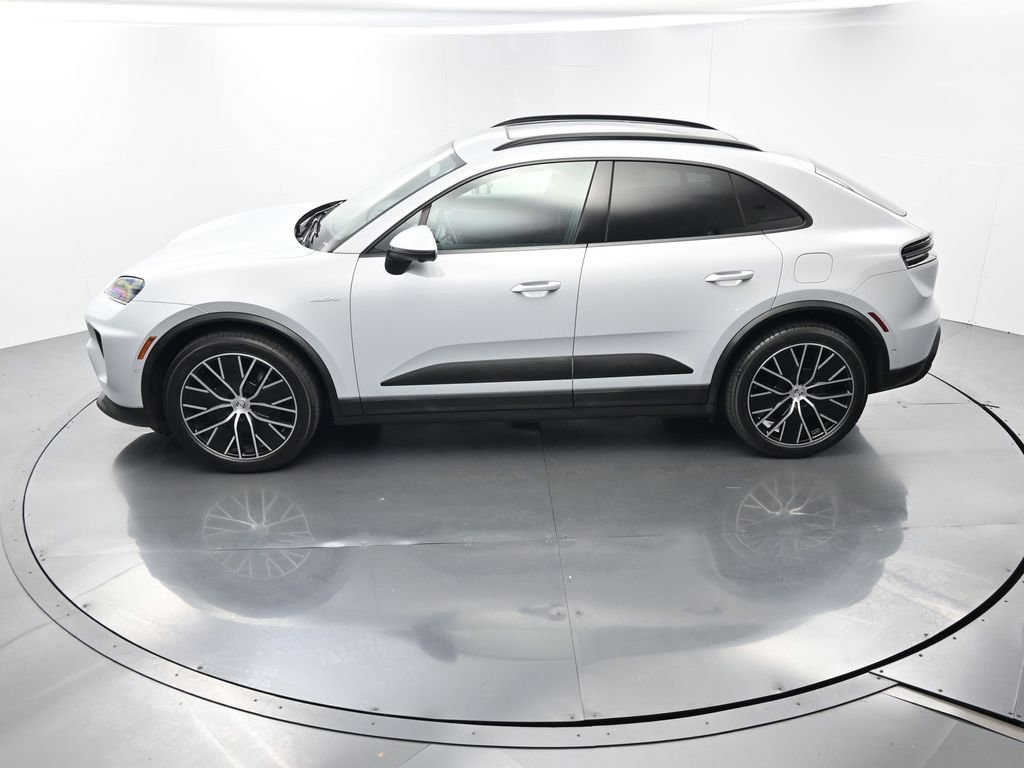 Certified 2025 Porsche Macan Electric image 36