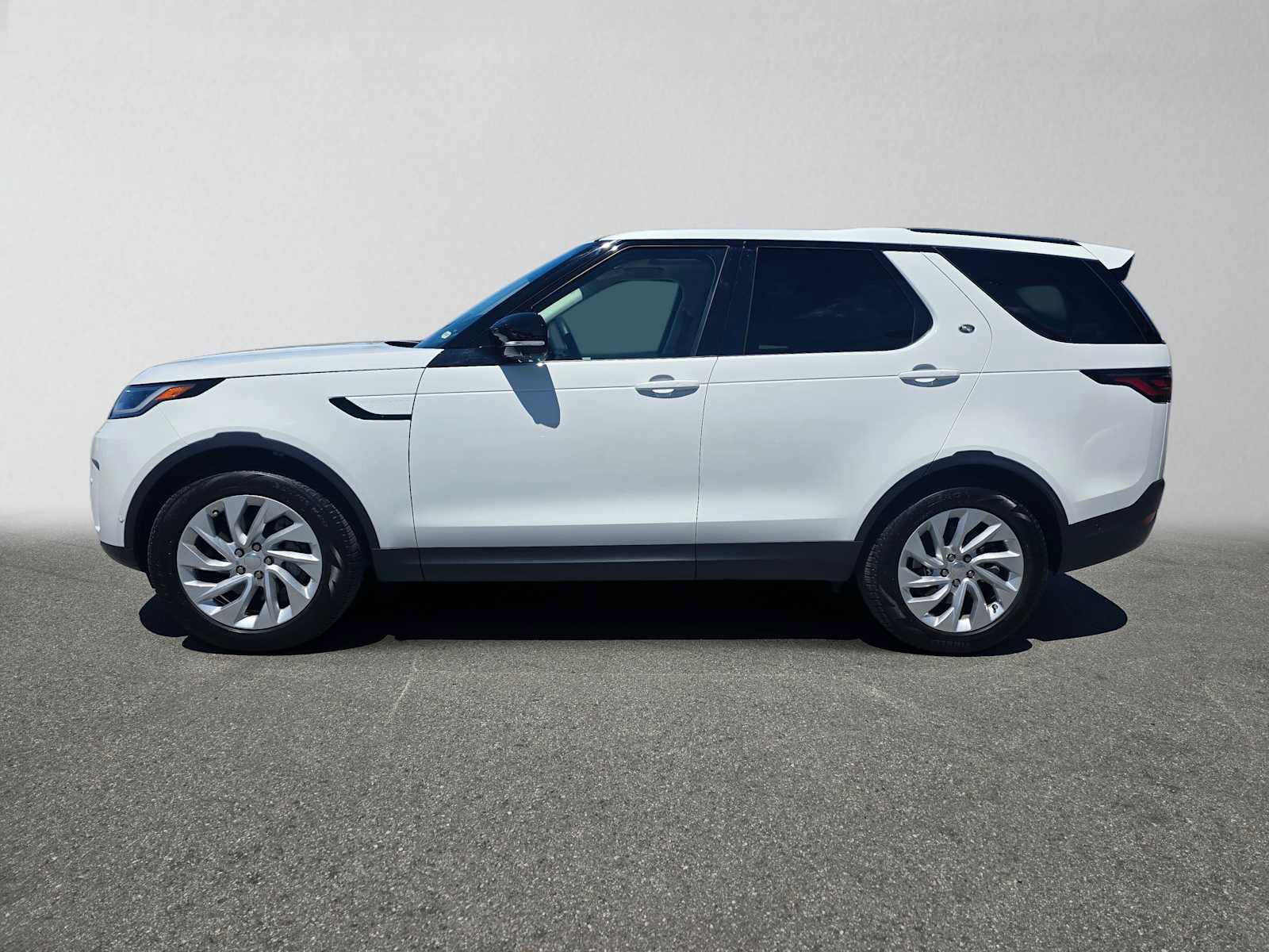 Used 2025 Land Rover Discovery S AWD/4WD image 2
