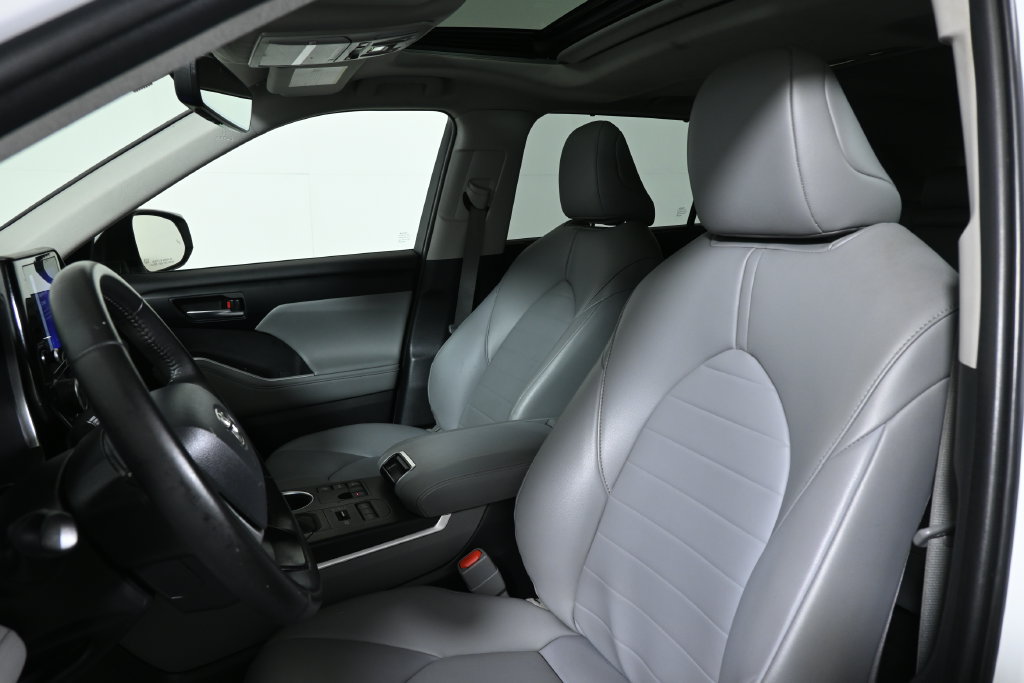 Used 2023 Toyota Highlander XLE AWD/4WD image 16