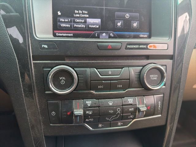 Used 2016 Ford Explorer XLT w/ Equipment Group 202A FWD image 27