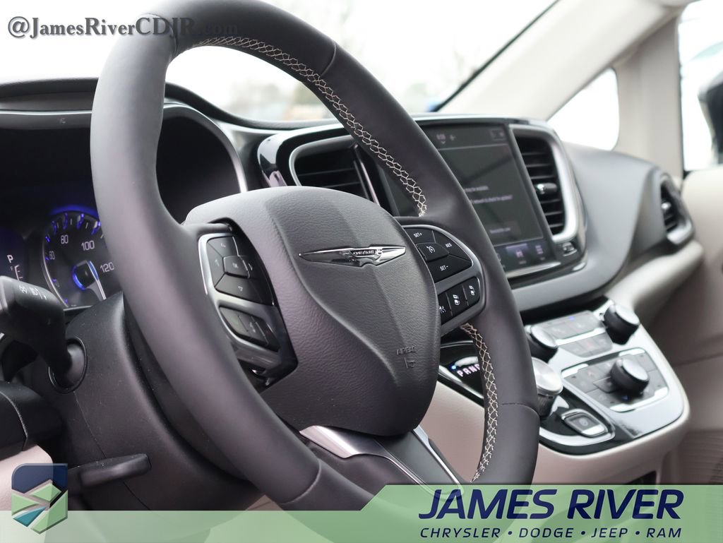 Used 2024 Chrysler Pacifica Touring-L image 24