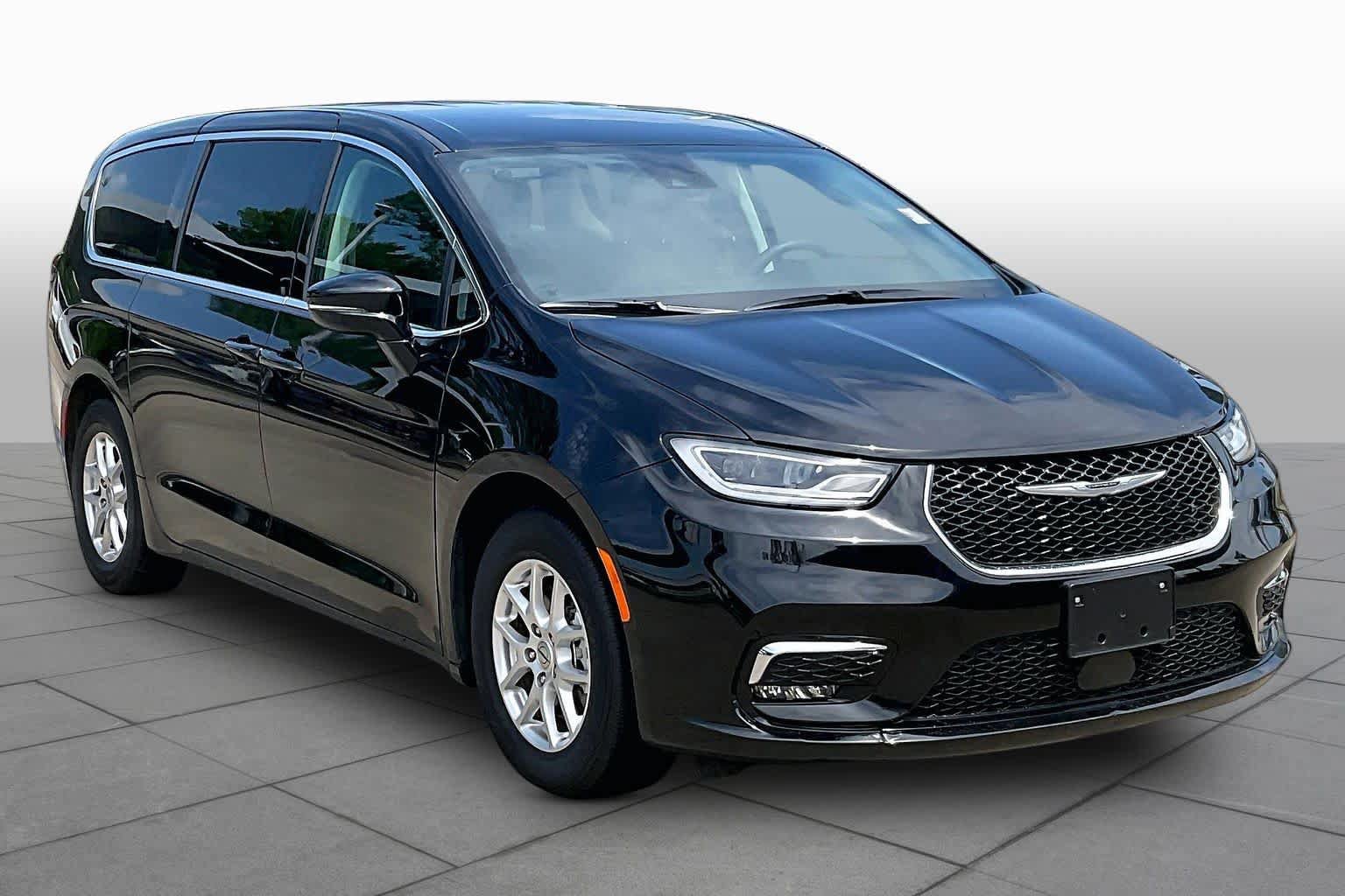 Certified 2024 Chrysler Pacifica Touring-L FWD image 3