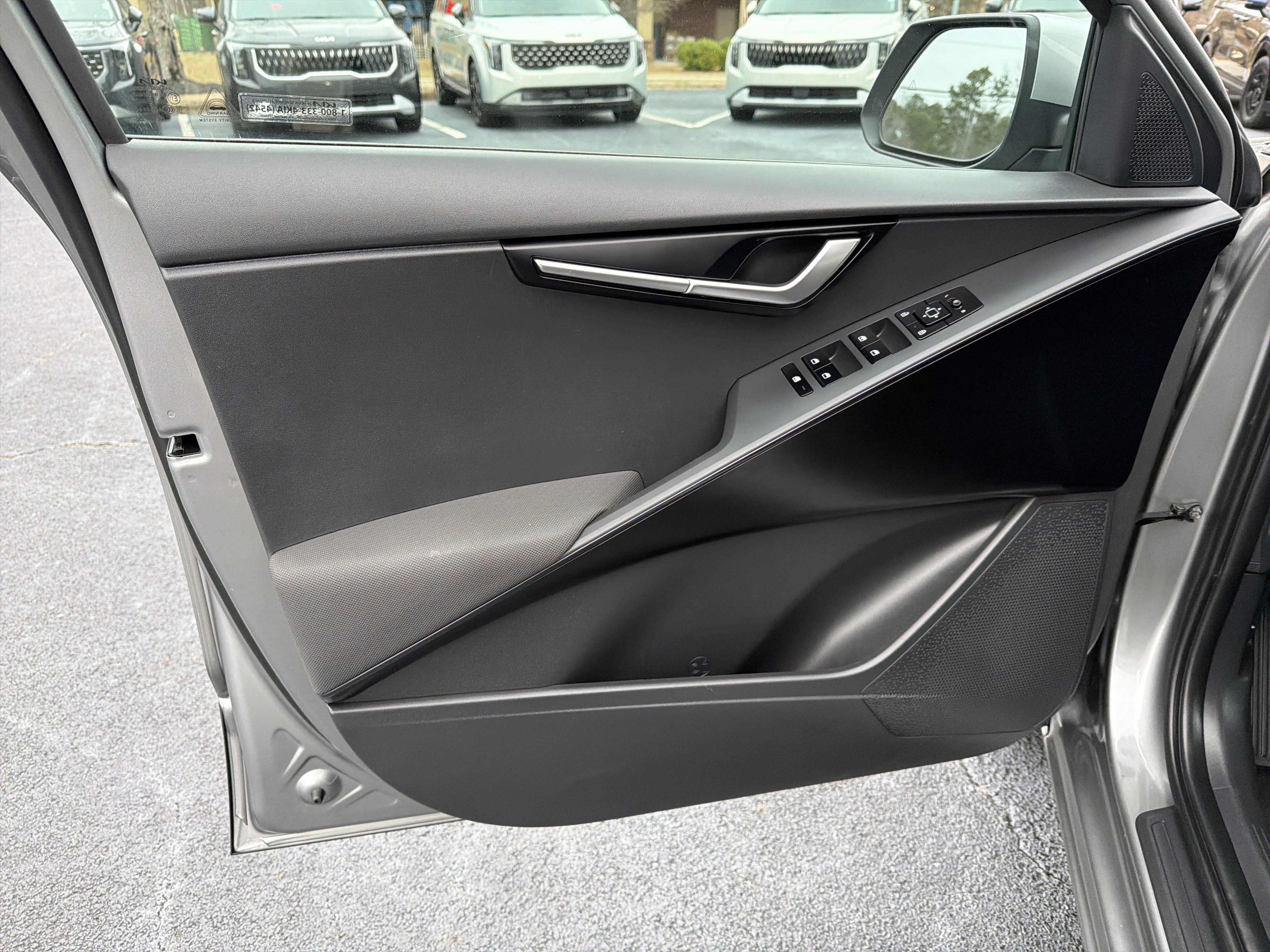 Used 2023 Kia Niro LX image 10